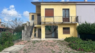 zoom immagine (Casa singola 102 mq, soggiorno, 2 camere, zona Campo San Martino - Centro)