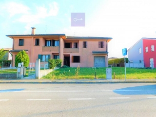 zoom immagine (Quadrifamiliare 140 mq, soggiorno, 3 camere, zona Villa Estense - Centro)