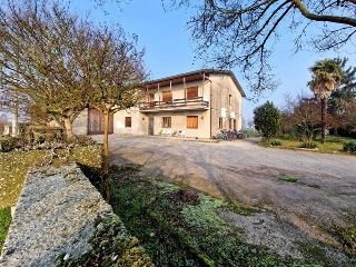 zoom immagine (Casa singola 400 mq, soggiorno, 6 camere, zona Villa Estense)