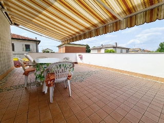 zoom immagine (Casa singola 220 mq, soggiorno, 2 camere, zona Villa Estense)