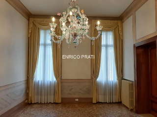 zoom immagine (Palazzo 950 mq, soggiorno, 6 camere, zona Bassano del Grappa - Centro)