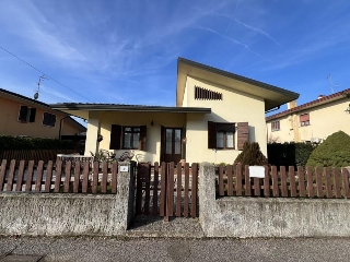 zoom immagine (Casa singola 200 mq, soggiorno, 2 camere, zona Montagnana)