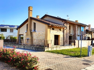 zoom immagine (Bifamiliare 330 mq, soggiorno, 4 camere, zona Montegrotto Terme - Centro)