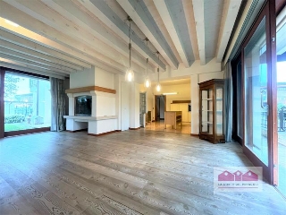 zoom immagine (Casa singola 300 mq, soggiorno, più di 3 camere, zona Castelnovo)