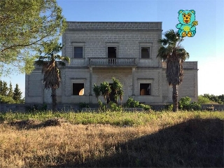 zoom immagine (Villa 867 mq, soggiorno, più di 3 camere, zona Ruffano)