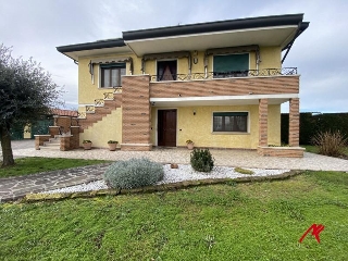 zoom immagine (Casa singola 277 mq, soggiorno, più di 3 camere, zona Villa del Bosco)