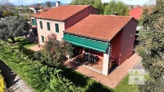 zoom immagine (Casa singola 240 mq, 3 camere, zona Villa Estense)