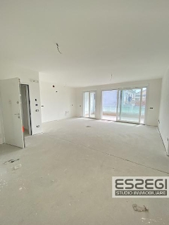 zoom immagine (Appartamento 130 mq, soggiorno, 3 camere, zona Ferri)